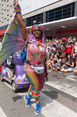 Toronto, ON, Kanada 26 Haziran 2022: Toronto 'daki 2022 Geleneksel Onur Yürüyüşü' ne katılanlar.