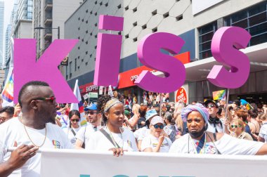 Toronto, ON, Kanada 26 Haziran 2022: Toronto 'daki 2022 Geleneksel Onur Yürüyüşü' ne katılanlar.