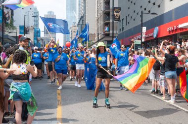Toronto, ON, Kanada 26 Haziran 2022: Toronto 'daki 2022 Geleneksel Onur Yürüyüşü' ne katılanlar.