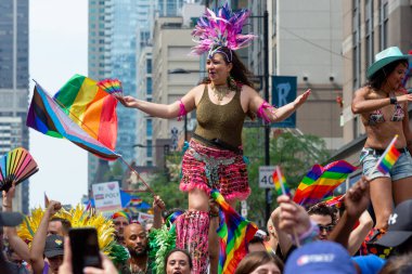 Toronto, ON, Kanada 26 Haziran 2022: Toronto 'daki 2022 Geleneksel Onur Yürüyüşü' ne katılanlar.