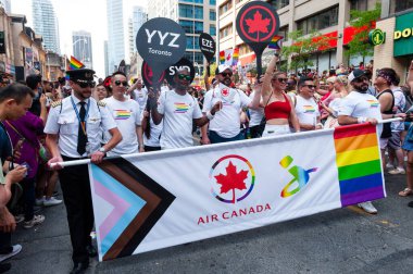 Toronto, ON, Kanada 26 Haziran 2022: Toronto 'daki 2022 Geleneksel Onur Yürüyüşü' ne katılanlar.