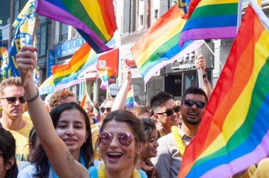 Toronto, ON, Kanada 26 Haziran 2022: Toronto 'daki 2022 Geleneksel Onur Yürüyüşü' ne katılanlar.