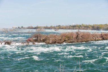 Niagara Nehri yakınındaki şelale yanında yaz saati göster