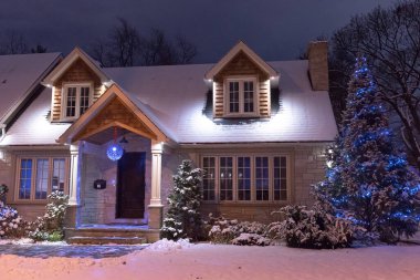 Toronto, Ontario, Kanada - 10 Aralık 2022: Noel için ışıklandırılmış eve bakın