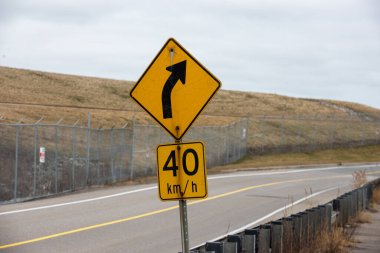 Toronto, ON, Kanada 17 Aralık 2022: Toronto Ulaşım Komisyonu 'nun Toronto şehir merkezindeki taşımacılık şirketinin işareti.