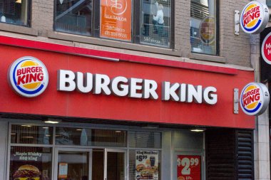 Toronto, ON, Kanada 17 Aralık 2022: Toronto Ulaşım Komisyonu 'nun Toronto şehir merkezindeki taşımacılık şirketinin işareti.