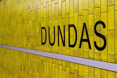 Toronto, ON, Kanada 17 Aralık 2022: Toronto Ulaşım Komisyonu 'nun Toronto şehir merkezindeki taşımacılık şirketinin işareti.