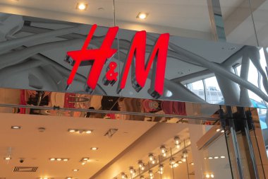 Toronto, ON, Kanada - 23 Ağustos 2023: Toronto 'daki H & M şirketinin tabelasına bakın