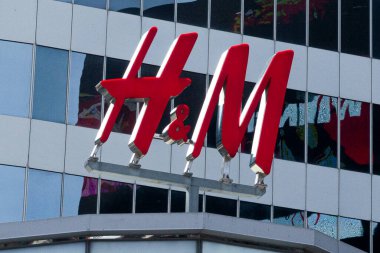 Toronto, ON, Kanada - 23 Ağustos 2023: Toronto 'daki H & M şirketinin tabelasına bakın