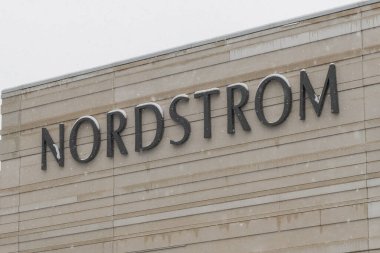 Toronto, ON, Kanada - 30 Ağustos 2023: Amerika 'daki Nordstrom mağazasının tabelasına bakın