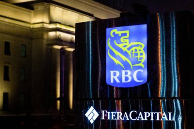 Toronto, ON, Kanada 17 Aralık 2022: Toronto Ulaşım Komisyonu 'nun Toronto şehir merkezindeki taşımacılık şirketinin işareti.