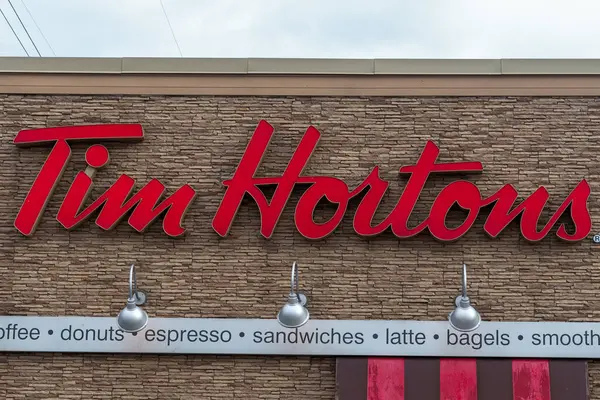 Toronto, ON, Kanada 17 Aralık 2022: Toronto Ulaşım Komisyonu 'nun Toronto şehir merkezindeki taşımacılık şirketinin işareti.