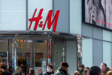 Toronto, ON, Kanada - 23 Ağustos 2023: Toronto 'daki H & M şirketinin tabelasına bakın