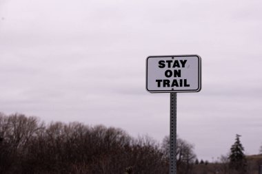 Toronto, ON, Kanada 23 Ağustos 2023: Park 'taki tepsi tabelasına bakın..