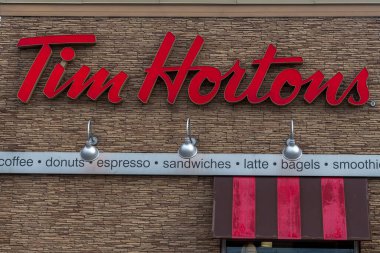 Toronto, ON, Kanada 30 Mart 2023: Kanadalı ünlü kafe Tim Hortons tabelasına bakın.