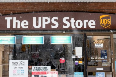 Toronto, ON, Kanada - 30 Mart 2023 Toronto 'daki UPS mağaza tabelasına bakın