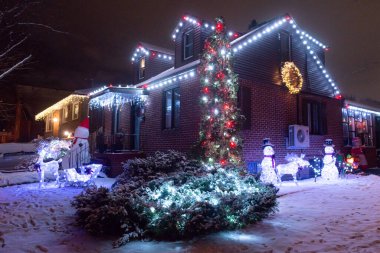 Toronto, Ontario, Kanada - 10 Aralık 2022: Noel için ışıklandırılmış eve bakın
