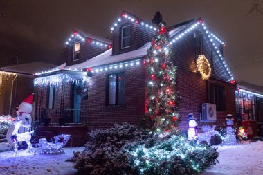 Toronto, Ontario, Kanada - 10 Aralık 2022: Noel için ışıklandırılmış eve bakın