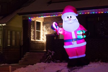 Toronto, Ontario, Kanada - 10 Aralık 2022: Noel için ışıklandırılmış eve bakın
