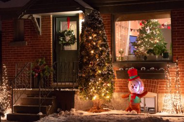 Toronto, Ontario, Kanada - 10 Aralık 2022: Noel için ışıklandırılmış eve bakın