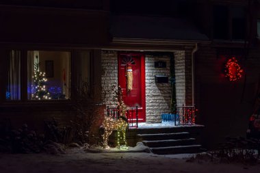 Toronto, Ontario, Kanada - 23 Aralık 2022: Noel için ışıklandırılmış eve bakın