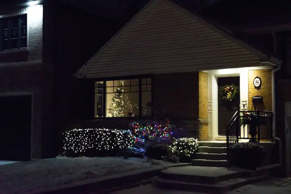 Toronto, Ontario, Kanada - 23 Aralık 2022: Noel için ışıklandırılmış eve bakın