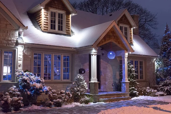 Toronto Ontario Canadá Diciembre 2022 Vista Casa Decorada Con Luces Imágenes de stock libres de derechos