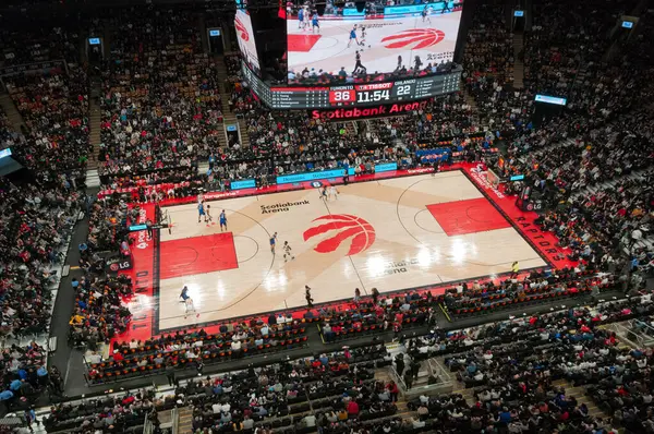 Toronto, Kanada - 07 Aralık 2022: Toronto Raptors normal sezon maçı sırasında Scotiabank Arena 'nın genel görünümü