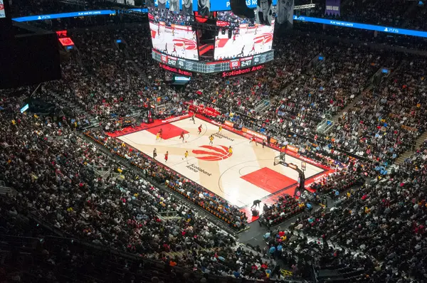 Toronto, Kanada - 07 Aralık 2022: Toronto Raptors normal sezon maçı sırasında Scotiabank Arena 'nın genel görünümü