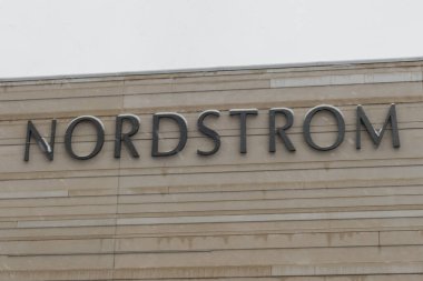 Toronto, ON, Kanada - 30 Ağustos 2023: Amerika 'daki Nordstrom mağazasının tabelasına bakın