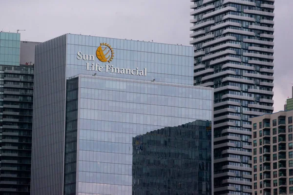 Toronto, ON, Kanada 30 Mart 2023 Toronto 'daki Hamburger restoranının tabelasına bakın..