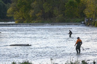 Toronto, ON, Kanada - 10 Ekim 2023: Humber Nehri 'nde bir sonbahar günü balıkçı