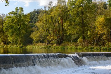 Toronto, Kanada 'daki Humber Nehri' nde gün batımında sonbahar sezonunda