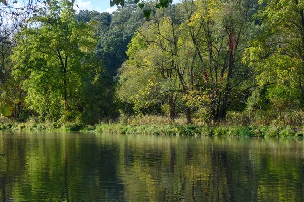 Toronto, Kanada 'daki Humber Nehri' nde gün batımında sonbahar sezonunda