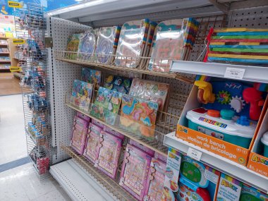Toronto, On, Kanada - 27 Ocak 2024: Oyuncakçıdaki oyuncaklarla birlikte raflara bakın