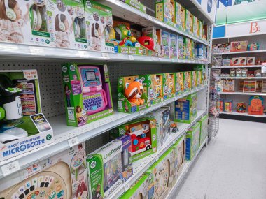 Toronto, On, Kanada - 27 Ocak 2024: Oyuncakçıdaki oyuncaklarla birlikte raflara bakın