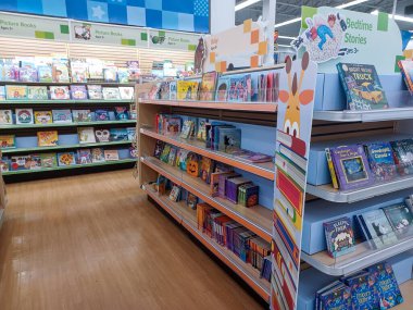 Toronto, On, Kanada - 27 Ocak 2024: Oyuncakçıdaki oyuncaklarla birlikte raflara bakın