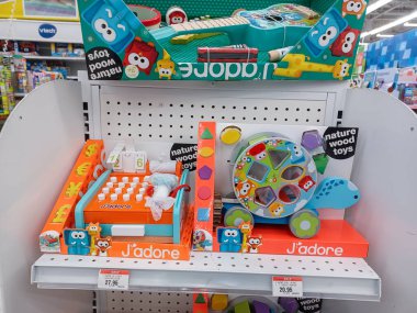 Toronto, On, Kanada - 27 Ocak 2024: Oyuncakçıdaki oyuncaklarla birlikte raflara bakın