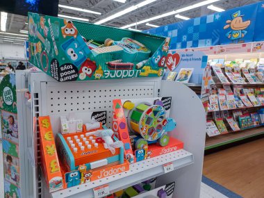 Toronto, On, Kanada - 27 Ocak 2024: Oyuncakçıdaki oyuncaklarla birlikte raflara bakın