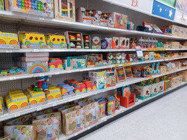Toronto, On, Kanada - 27 Ocak 2024: Oyuncakçıdaki oyuncaklarla birlikte raflara bakın
