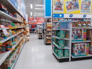 Toronto, On, Kanada - 27 Ocak 2024: Oyuncakçıdaki oyuncaklarla birlikte raflara bakın