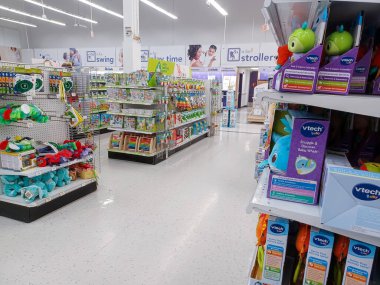 Toronto, On, Kanada - 27 Ocak 2024: Oyuncakçıdaki oyuncaklarla birlikte raflara bakın