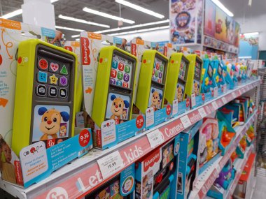 Toronto, On, Kanada - 27 Ocak 2024: Oyuncakçıdaki oyuncaklarla birlikte raflara bakın