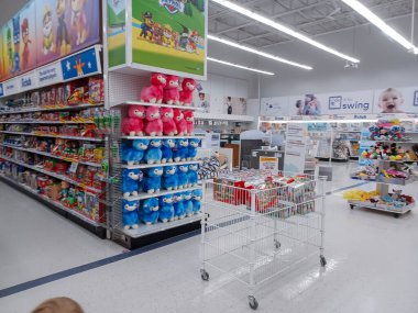 Toronto, On, Kanada - 27 Ocak 2024: Oyuncakçıdaki oyuncaklarla birlikte raflara bakın