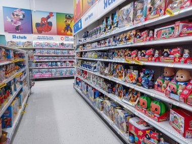 Toronto, On, Kanada - 27 Ocak 2024: Oyuncakçıdaki oyuncaklarla birlikte raflara bakın