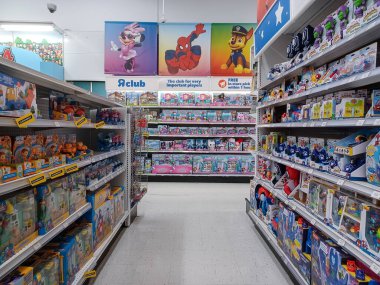 Toronto, On, Kanada - 27 Ocak 2024: Oyuncakçıdaki oyuncaklarla birlikte raflara bakın