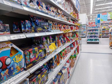 Toronto, On, Kanada - 27 Ocak 2024: Oyuncakçıdaki oyuncaklarla birlikte raflara bakın