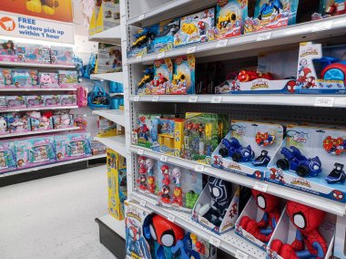 Toronto, On, Kanada - 27 Ocak 2024: Oyuncakçıdaki oyuncaklarla birlikte raflara bakın