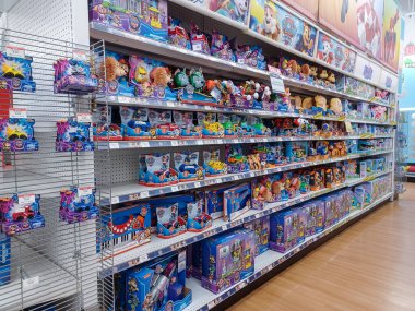 Toronto, On, Kanada - 27 Ocak 2024: Oyuncakçıdaki oyuncaklarla birlikte raflara bakın