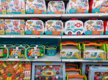 Toronto, On, Kanada - 27 Ocak 2024: Oyuncakçıdaki oyuncaklarla birlikte raflara bakın